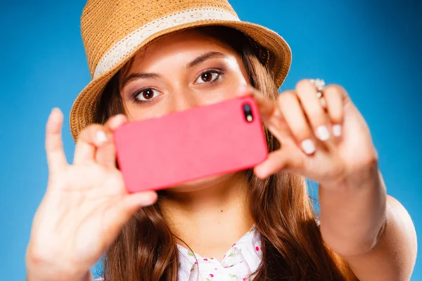 Mujer tomando auto foto con la cámara del teléfono inteligente — Foto de Stock