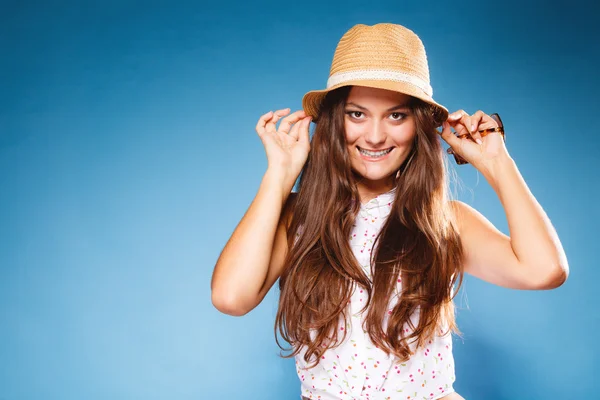 Glad flicka i sommarkläder och halmhatt. — Stockfoto