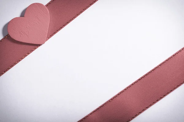 Červená stužka a srdce — Stock fotografie