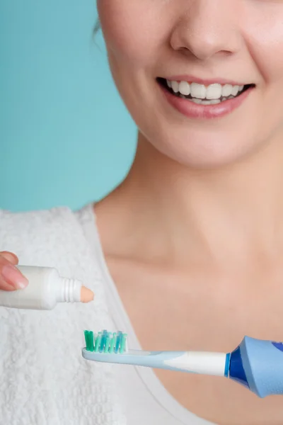 Girl putting toothpaste — Stock Photo, Image