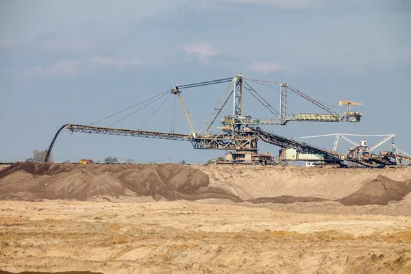 露天掘り褐炭鉱山。巨大掘削機. — ストック写真