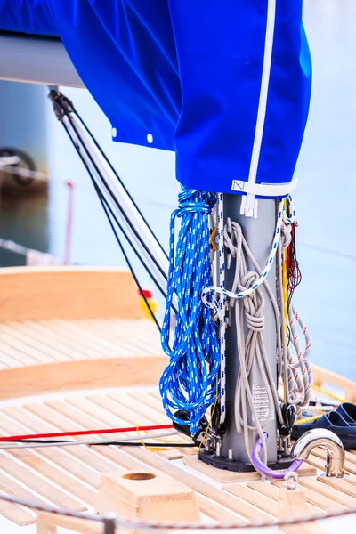 Mast with rope. Detail of sailing boat — Stock Photo, Image