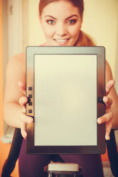 Frau hält Tablet in der Hand — Stockfoto