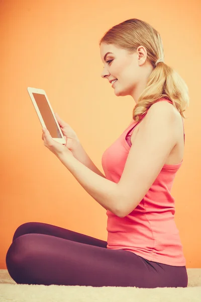 Frau benutzt Computer-Tablet — Stockfoto