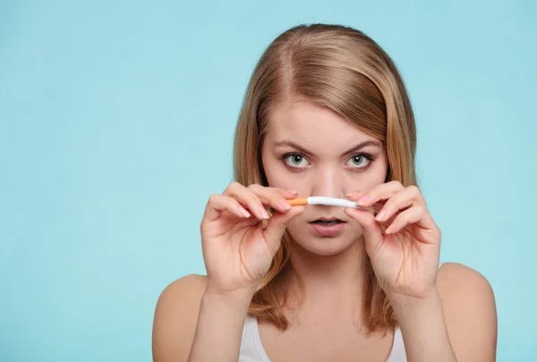 Girl breaking  down cigarette. — Stock Photo, Image