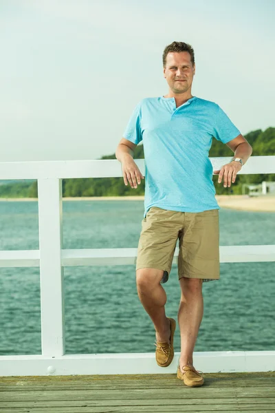 Handsome man tourist on pier. Fashion summer. — Stock Photo, Image