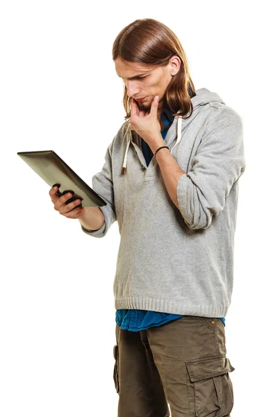 Uomo che utilizza tablet per computer — Foto Stock