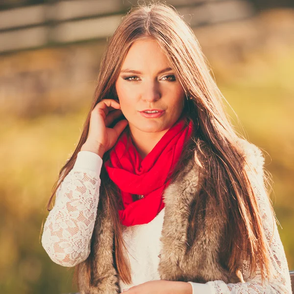 Woman walking in autumnal park — Stock Photo, Image