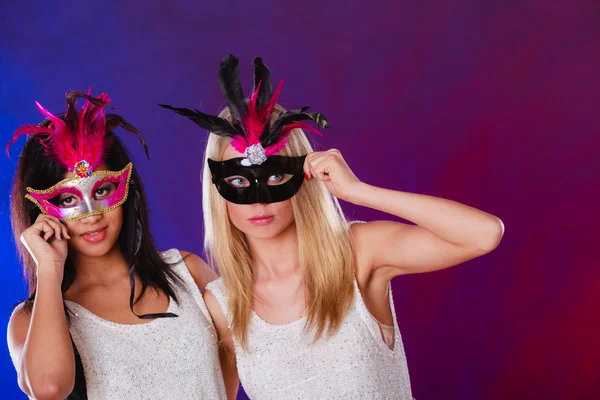 Mulheres com máscaras venezianas de carnaval — Fotografia de Stock