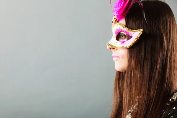 Vrouw in carnaval masker — Stockfoto