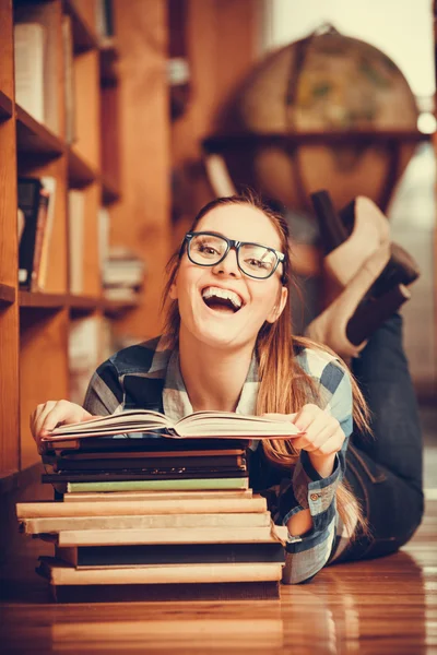 Estudante feminino leitura — Fotografia de Stock