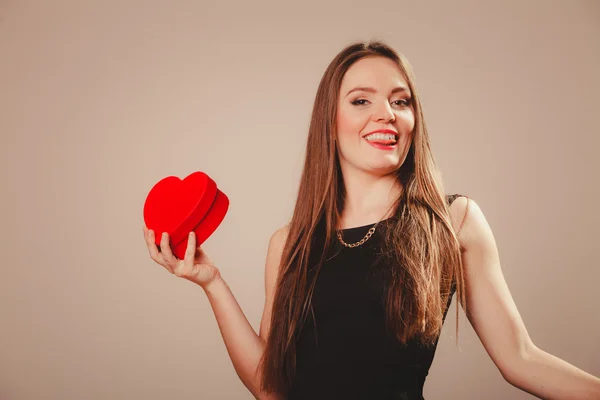 Vrouw met hart vak — Stockfoto