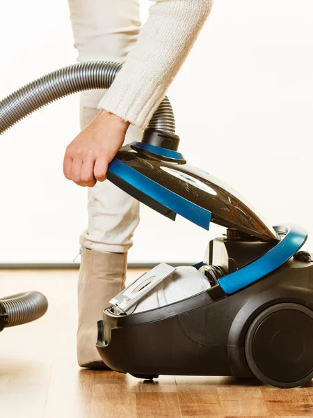 Woman opening vacuum cleaner — Stock Photo, Image