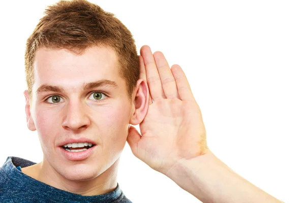 Uomo che tiene la mano all'orecchio ascoltando i — Foto Stock