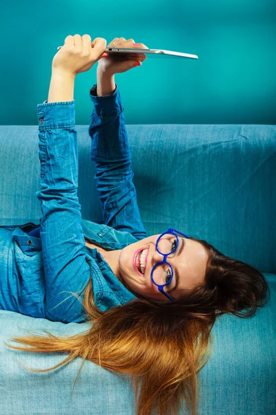 Vrouw met behulp van computer Tablet PC — Stockfoto