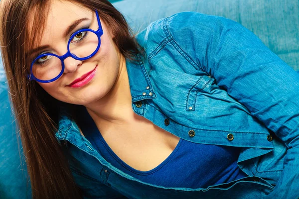 Kadın davranıp mavi gözlük — Stok fotoğraf