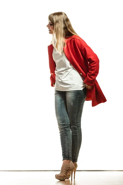 Vrouw dragen rode jas. — Stockfoto