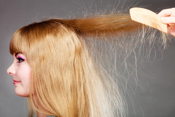 Žena s elektrizující vlasy. — Stock fotografie