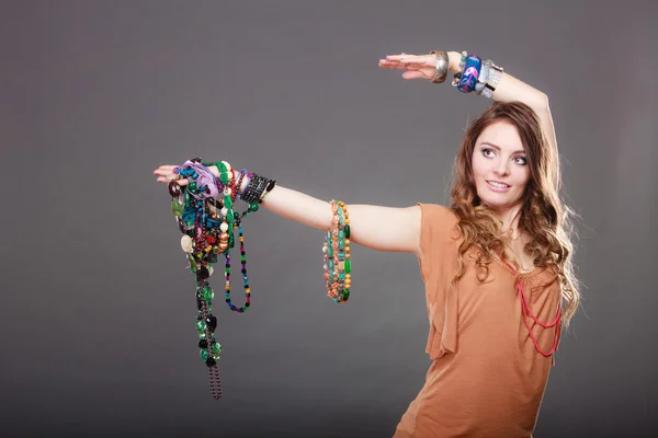 Mulher bonita com colares de jóias pulseiras anel — Fotografia de Stock