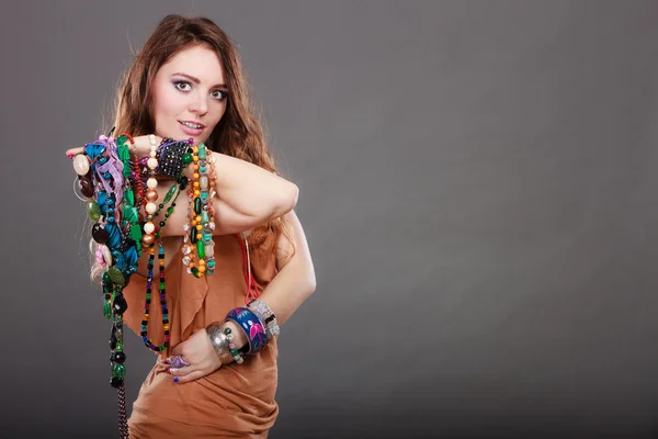 Mulher bonita com colares de jóias pulseiras anel — Fotografia de Stock