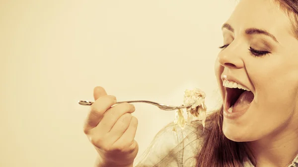 Mulher comendo salada — Fotografia de Stock