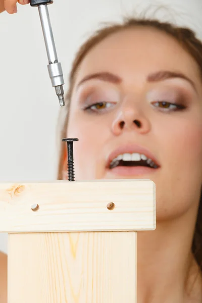 Frau baut Holzmöbel zusammen. — Stockfoto