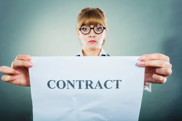 Mulher de negócios infeliz mostrando contrato amassado — Fotografia de Stock