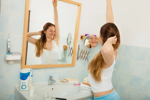 Vrouw zonder make-up ontspannen in badkamer. — Stockfoto