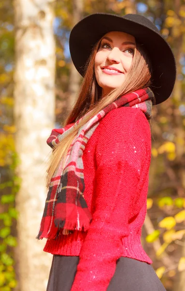 秋の公園の美しい女性 — ストック写真