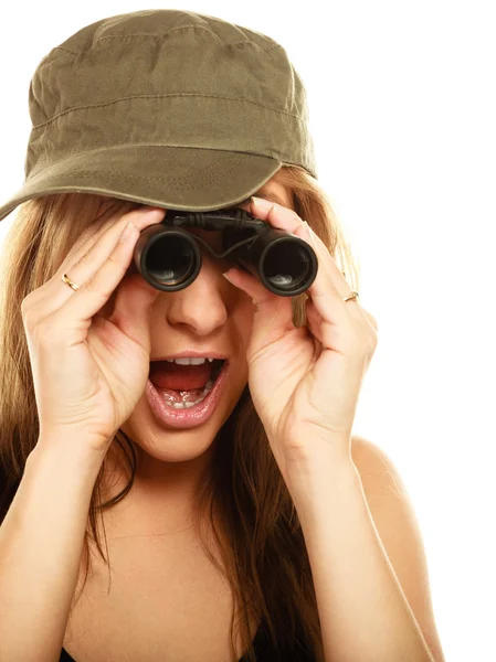 Žena ve vojenské oblečení s dalekohledem — Stock fotografie