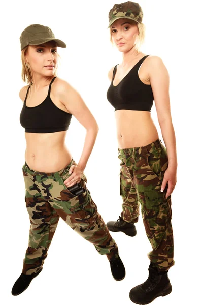 Zwei Frauen in Militärkleidung Armeemädchen isoliert — Stockfoto