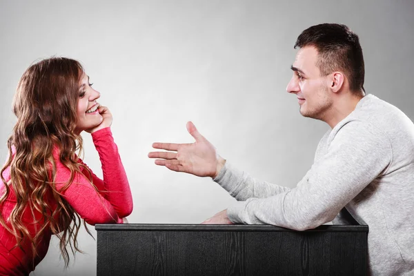 Man trying to reconcile with woman after quarrel. — Stockfoto