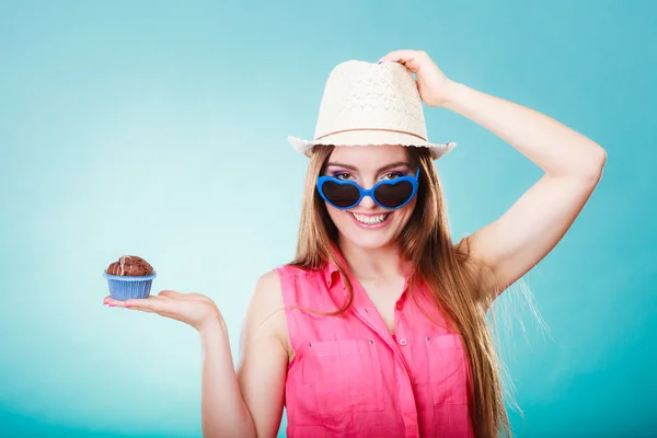 Sorridente donna estiva tiene la torta in mano — Foto Stock