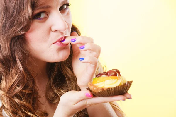 Primer plano mujer coqueta comiendo pastel de frutas —  Fotos de Stock