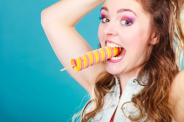 Summer woman eating popsicle ice pop cream — Stock Photo, Image