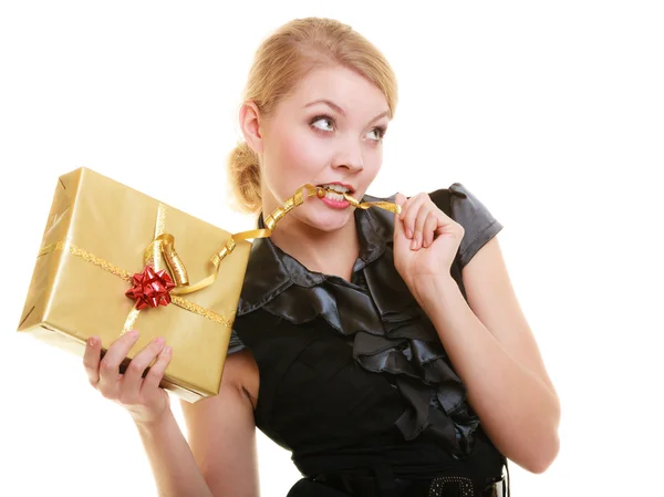 Menina segurando caixa de presente — Fotografia de Stock