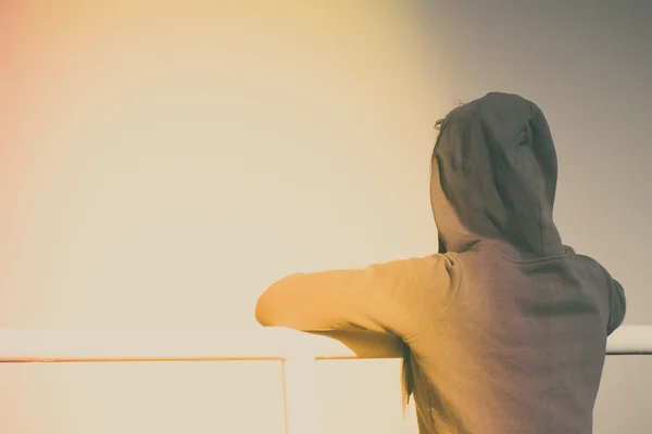 Meisje tijd doorbrengen op frisse lucht. — Stockfoto