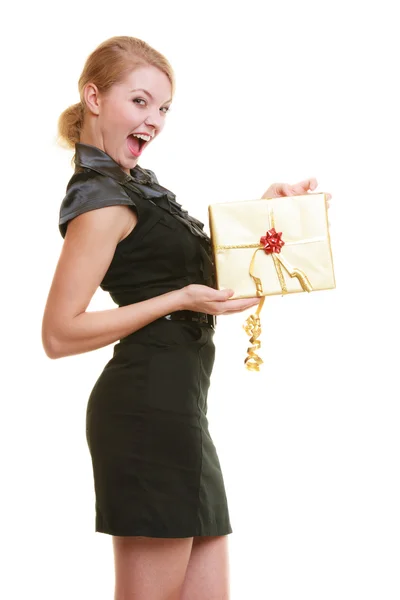 Chica sosteniendo caja de regalo — Foto de Stock