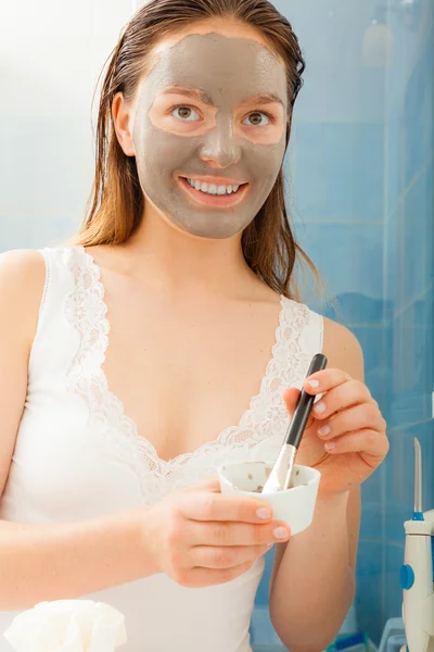Wanita menerapkan masker — Stok Foto