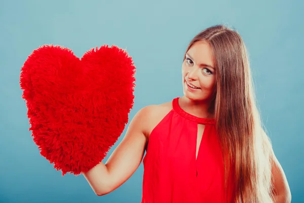 Mujer con almohada en forma de corazón . — Foto de Stock