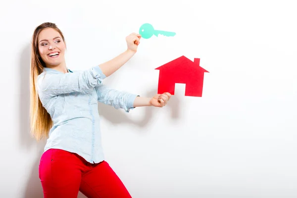 Gelukkige vrouw met papier huis — Stockfoto