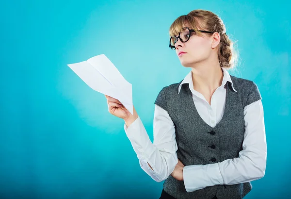 Vrouw met vliegtuig in de hand. — Stockfoto