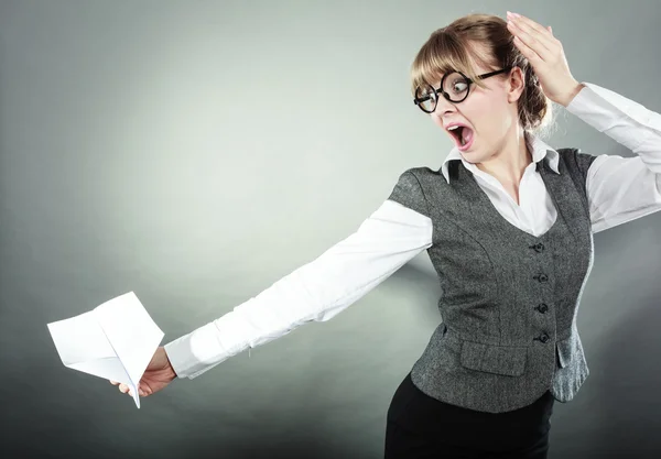 Zakelijke vrouw bedrijf vliegtuig — Stockfoto