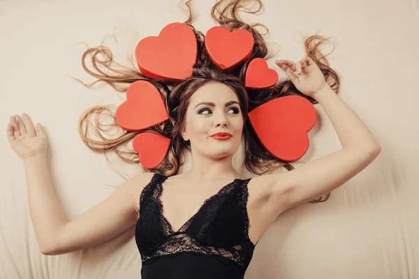 Meisje met een hart vorm dozen — Stockfoto