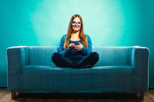 Vrouw zittend op bank — Stockfoto