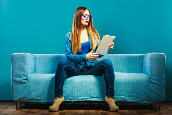 Frau mit Tablet sitzt — Stockfoto