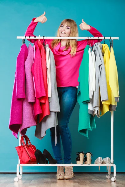 Young girl shopping in  shop — Stock Photo, Image