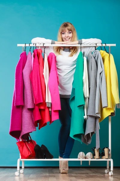 Mujer eligiendo ropa para usar — Foto de Stock