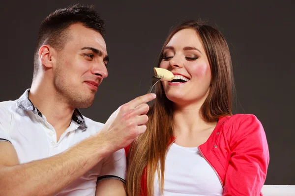 Мужчина кормит счастливую женщину — стоковое фото