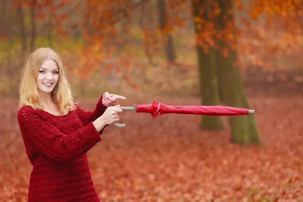 Kvinna med paraply avslappnande — Stockfoto